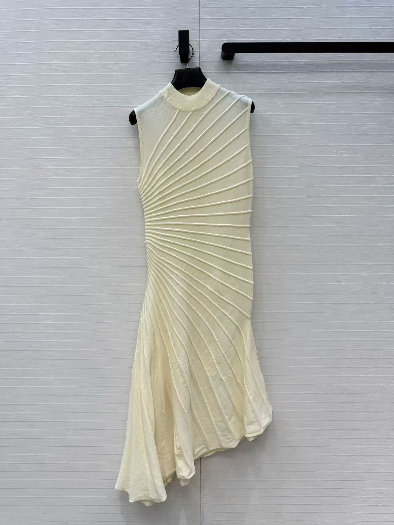 Women Formal Wear Designers - Effenkleurige, chique en verfijnde wollen geplooide